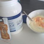 Ingredientes del desayuno sin carbohidratos a base de queso fresco batido y proteína