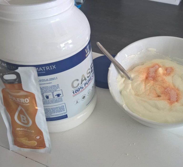 Ingredientes del desayuno sin carbohidratos a base de queso fresco batido y proteína Ingredientes del desayuno sin carbohidratos a base de queso fresco batido y proteína