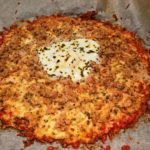 Pizza low-carb con base de coliflor y toppings sin carbohidratos