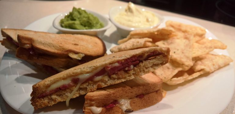 Sandwich lowcarb de Pastrami, Queso Suizo y Mostaza Sandwich lowcarb de Pastrami, Queso Suizo y Mostaza