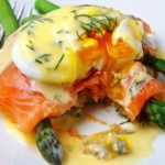 Huevos con Salmón y Espárragos